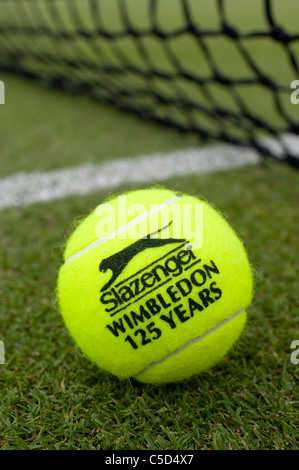 Vue rapprochée d'un 125e anniversaire Slazenger balle de tennis pendant l'édition 2011 des Championnats de tennis de Wimbledon Banque D'Images