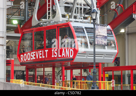 Le Roosevelt Island Tram s'approche de la station de Roosevelt Island à New York. Banque D'Images