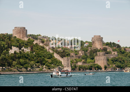 Rumelihisarı Rumelian château est une forteresse Rumeli Istanbul Turquie rive européenne du Bosphore sultan Sultan Ottoman Mehmed II Banque D'Images