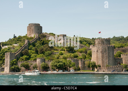 Rumelihisarı Rumelian château est une forteresse Rumeli Istanbul Turquie rive européenne du Bosphore sultan Sultan Ottoman Mehmed II Banque D'Images