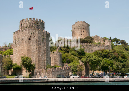 Rumelihisarı Rumelian château est une forteresse Rumeli Istanbul Turquie rive européenne du Bosphore sultan Sultan Ottoman Mehmed II Banque D'Images