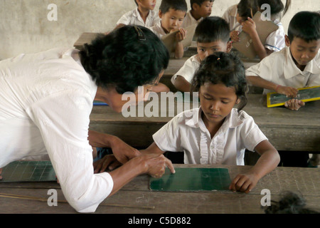 Cambodge L'école primaire du village. L'éducation inclusive pour les sourds, l'apprentissage de la langue des signes cambodgienne... Banque D'Images