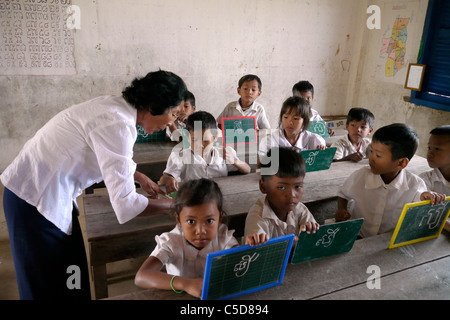 Cambodge L'école primaire du village. L'éducation inclusive pour les sourds, l'apprentissage de la langue des signes cambodgienne... Banque D'Images