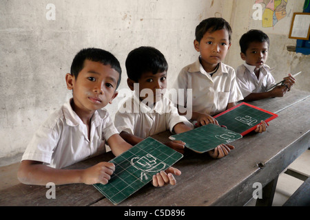 Cambodge L'école primaire du village. L'éducation inclusive pour les sourds, l'apprentissage de la langue des signes cambodgienne... Banque D'Images