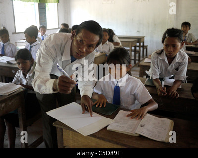 Cambodge L'école primaire du village. L'éducation inclusive pour les sourds, l'apprentissage de la langue des signes cambodgienne... Banque D'Images