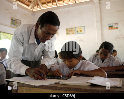 Cambodge L'école primaire du village. L'éducation inclusive pour les sourds, l'apprentissage de la langue des signes cambodgienne... Banque D'Images