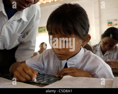 Cambodge L'école primaire du village. L'éducation inclusive pour les sourds, l'apprentissage de la langue des signes cambodgienne... Banque D'Images