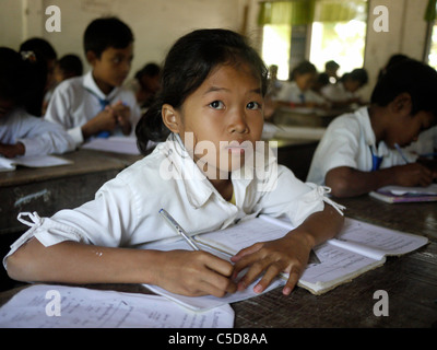 Cambodge L'école primaire du village. L'éducation inclusive pour les sourds, l'apprentissage de la langue des signes cambodgienne... Banque D'Images