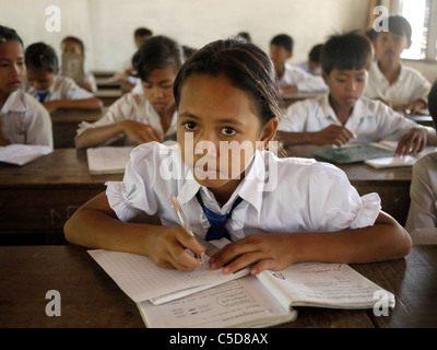 Cambodge L'école primaire du village. L'éducation inclusive pour les sourds, l'apprentissage de la langue des signes cambodgienne... Banque D'Images