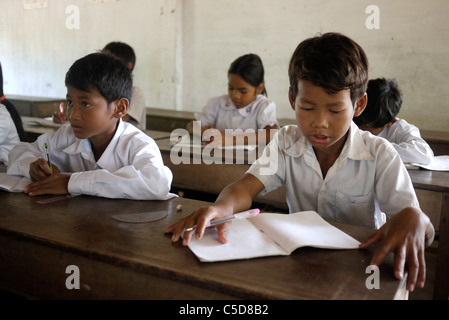 Cambodge L'école primaire du village. L'éducation inclusive pour les sourds, l'apprentissage de la langue des signes cambodgienne... Banque D'Images