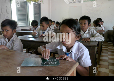 Cambodge L'école primaire du village. L'éducation inclusive pour les sourds, l'apprentissage de la langue des signes cambodgienne... Banque D'Images