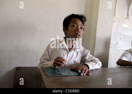 Cambodge L'école primaire du village. L'éducation inclusive pour les sourds, l'apprentissage de la langue des signes cambodgienne... Banque D'Images