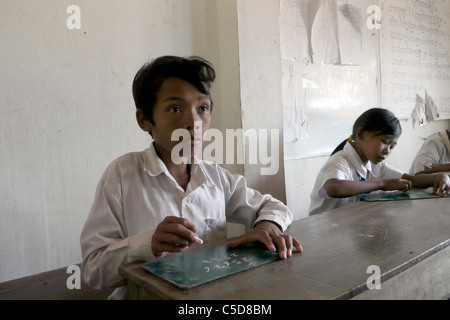 Cambodge L'école primaire du village. L'éducation inclusive pour les sourds, l'apprentissage de la langue des signes cambodgienne... Banque D'Images