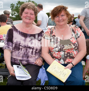 Deux femmes à la réunion de courses, le comté de Limerick Irlande Banque D'Images