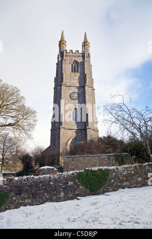 Église de Saint Pancras (également connue sous le nom de « la cathédrale de la Moor ») dans la neige, Widecombe dans la Moor, Dartmoor, Devon, Angleterre, Royaume-Uni Banque D'Images