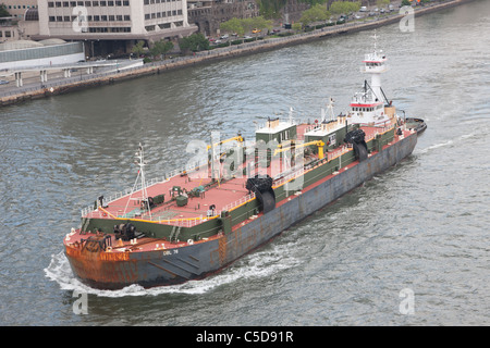 K-mer remorqueur de transport pétrolier et Viking Barge DBL 76 direction sud sur l'East River, entre Manhattan et Roosevelt Island. Banque D'Images