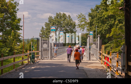 POUGHKEEPSIE, NEW YORK, USA - les gens sur le passage au parc d'état de Hudson, un ancien pont de chemin de fer. Banque D'Images