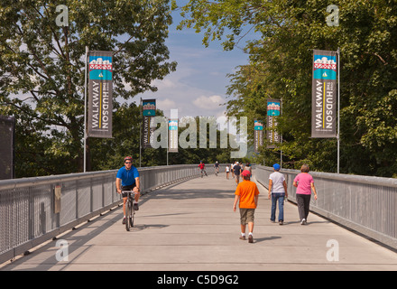 POUGHKEEPSIE, NEW YORK, USA - les gens sur le passage au parc d'état de Hudson, un ancien pont de chemin de fer. Banque D'Images