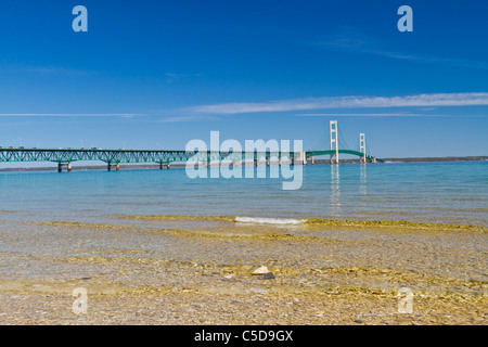 Le Mackinac bridge sur le détroit de Mackinac, Michigan, USA. Banque D'Images