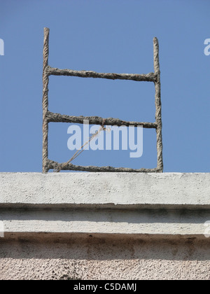 De bain faits par des barres en acier appuyé contre mur de parapet d'un bâtiment en construction. Banque D'Images