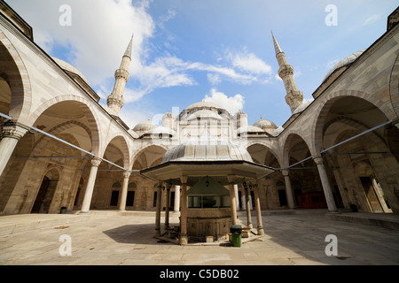 La mosquée du prince Mehmet Sehzade (turc : Camii) cour avec une fontaine au milieu d'ablution, Istanbul, Turquie Banque D'Images
