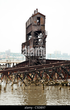 La rouille et la superstructure de bois carbonisé de Burnt Out old pier ferroviaire préservé comme artefact historique Riverside Park New York Banque D'Images