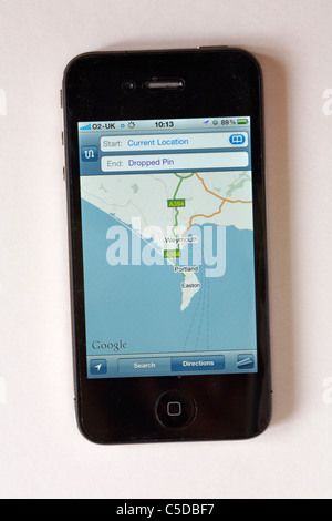 IPhone 4 montrant la carte de Weymouth en utilisant Google maps, isolé sur fond blanc, juillet 2011 Banque D'Images