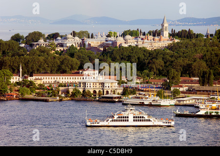 Le Palais de Topkapi, résidence des sultans ottomans, vue de la Corne d'or à Istanbul, Turquie Banque D'Images