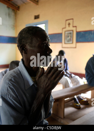 Tanzanie Accueil de compassion, pour les malades et les nécessiteux, Kigera, village près de Musoma. Prier dans la chapelle. Banque D'Images