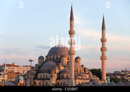 Coucher du soleil à la nouvelle mosquée (turc : Yeni Valide Camii) architecture historique à Istanbul, Turquie. Banque D'Images