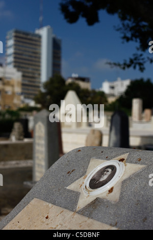 Cimetière Trumpeldor à Tombstone où de nombreux dirigeants sionistes national & célèbre artistes israéliens sont enterrés Tel Aviv ISRAËL Banque D'Images