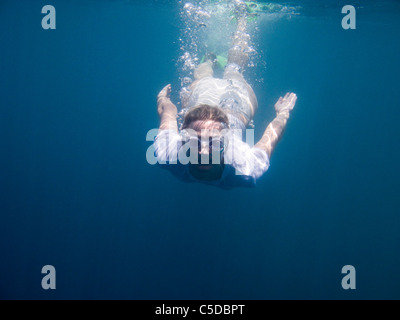 Une femme nageant dans la mer chaude. Coco Palm Dhuni Kolhu. L'atol Baa, Maldives. Banque D'Images