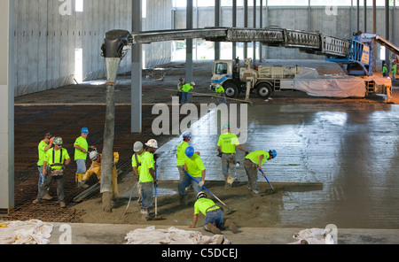 Verser sur le béton les armatures (acier d'armature, armature) Banque D'Images