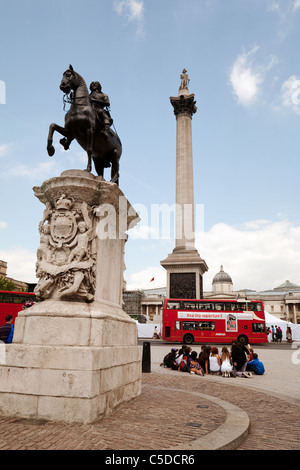 Trafalgar Square Londres Angleterre, avec colonne de Nelsons et bus rouge de Londres, centre-ville de Londres, Londres, Royaume-Uni Banque D'Images