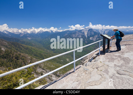 Une personne sur le haut de Moro rock un dôme de granit au sein de Sequoia National Park California United States of America USA Banque D'Images