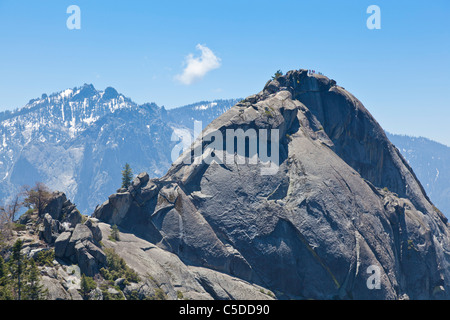 Les gens en haut de Moro rock un dôme de granit au sein de Sequoia National Park California United States of America USA Banque D'Images