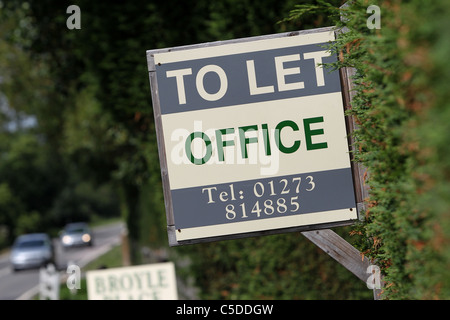 Un bureau soit par le signe par le côté de la route près de Lewes, East Sussex, UK. Banque D'Images