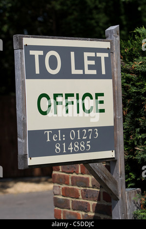 Un bureau soit par le signe par le côté de la route près de Lewes, East Sussex, UK. Banque D'Images