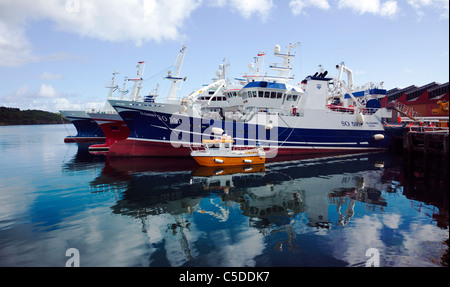 Stern chalutiers amarrés au port de Killybegs Irlande Donegal Banque D'Images