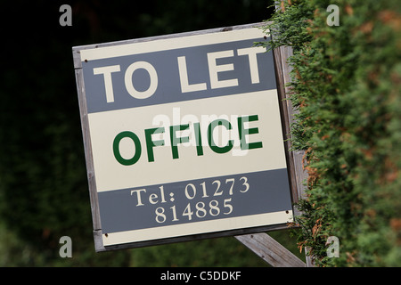 Un bureau soit par le signe par le côté de la route près de Lewes, East Sussex, UK. Banque D'Images