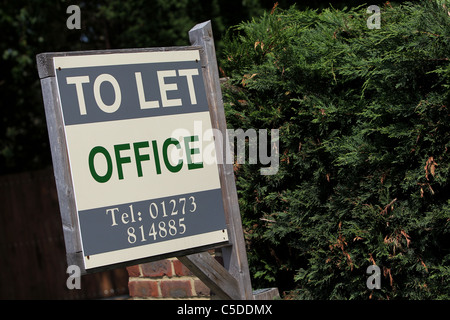 Un bureau soit par le signe par le côté de la route près de Lewes, East Sussex, UK. Banque D'Images