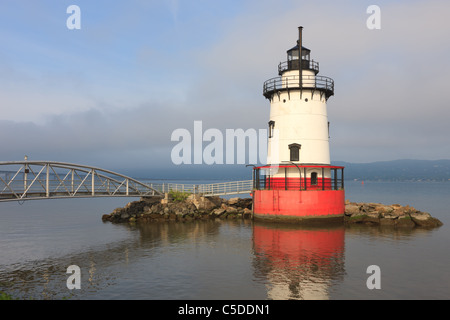 Tôt le matin, vue sur le phare de Tarrytown, sur l'Hudson, près du village de Sleepy Hollow, New York Banque D'Images