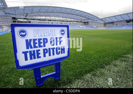 Un s'il vous plaît garder hors du terrain à l'intérieur du stade Amex signe la nouvelle maison de Brighton et Hove Albion Banque D'Images