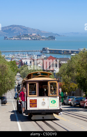 San Francisco cable car avec l'île d'Alcatraz dans la baie derrière la Californie USA États-Unis d'Amérique Banque D'Images