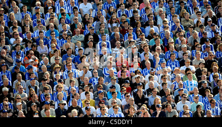 Brighton et Hove Albion Football fans s'asseoir au soleil à regarder le match à la Withdean Stadium Banque D'Images