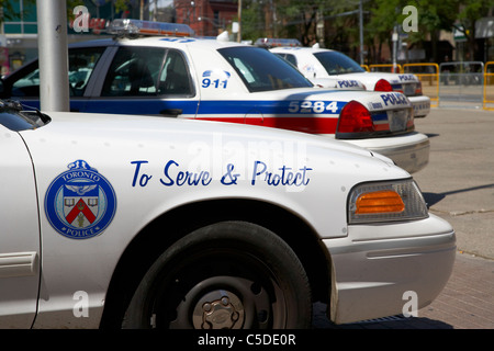 Toronto police squad en dehors des voitures de police dans le centre-ville de Toronto (Ontario) Canada Banque D'Images