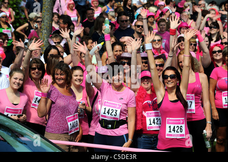 Porteur préparez-vous à prendre part à la course pour la vie à Worthing lever des fonds pour le Cancer Research UK Banque D'Images