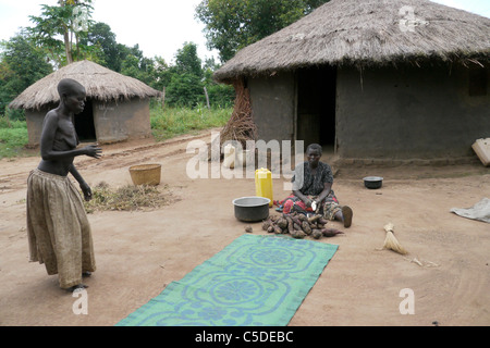 Le travail de l'Ouganda de Comboni Samaritains, Gulu. Visiter Atoo Alice, 48 ans, qui a le SIDA et souffre de dépression... Banque D'Images