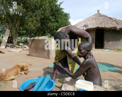 Le travail de l'Ouganda de Comboni Samaritains, Gulu. Visiter Atoo Alice, 48 ans, qui a le SIDA et souffre de dépression... Banque D'Images