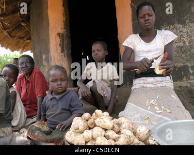 Le travail de l'Ouganda de Comboni Samaritains, Gulu. La visite d'un enfant à la tête de la famille. Aromorach Sharon est la plus vieille fille... Banque D'Images